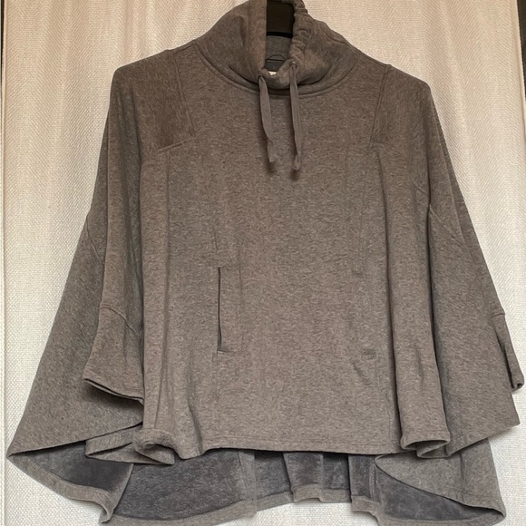 UGG Australia Pichot Poncho - Picture 5 of 9